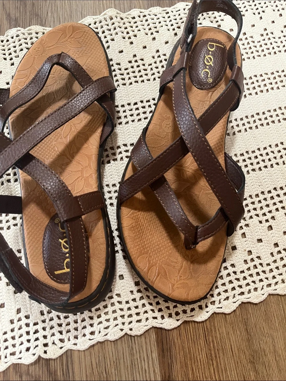 b.o.c. Brown Leather-Look Crossover Strap Sandals women’s size 8